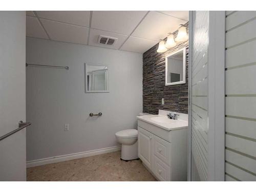 235 Cornwall Drive, Fort Mcmurray, AB - Indoor Photo Showing Bathroom