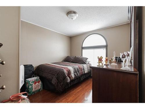 224 Cree Road, Fort Mcmurray, AB - Indoor Photo Showing Bedroom