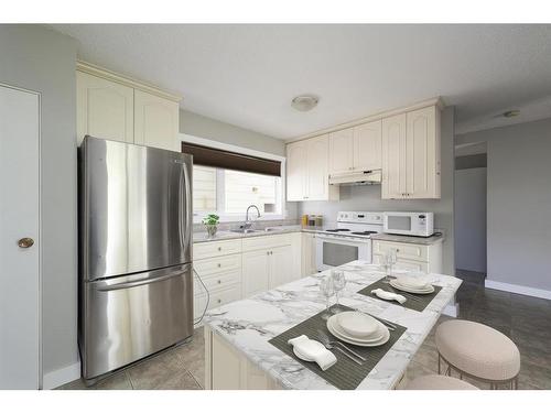 1 Pond Crescent, Fort Mcmurray, AB - Indoor Photo Showing Kitchen