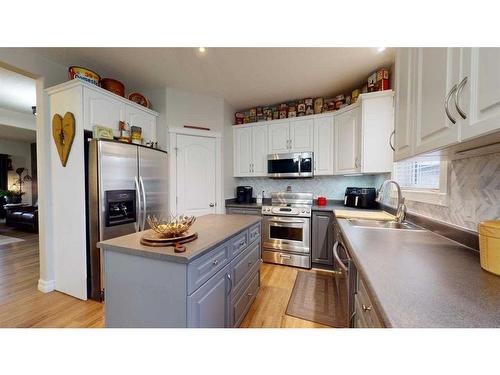 128 Saline Creek Way, Fort Mcmurray, AB - Indoor Photo Showing Kitchen With Double Sink