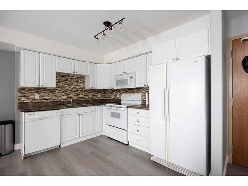 101-248B Grosbeak Way, Fort Mcmurray, AB - Indoor Photo Showing Kitchen