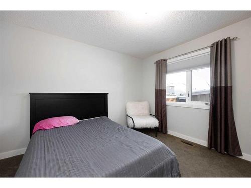 105 Silverdale Garden Sw, Fort Mcmurray, AB - Indoor Photo Showing Bedroom