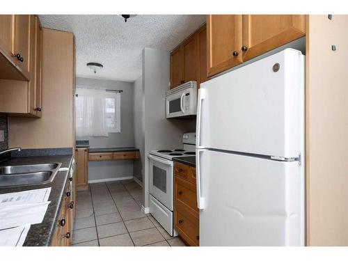 162 Sifton Avenue, Fort Mcmurray, AB - Indoor Photo Showing Kitchen With Double Sink