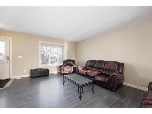 161 Dakin Drive, Fort Mcmurray, AB - Indoor Photo Showing Living Room