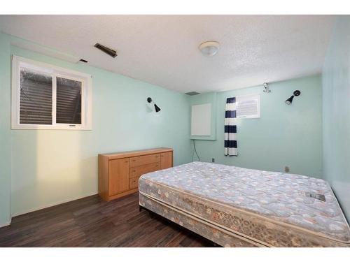 137 Parmenter Crescent, Fort Mcmurray, AB - Indoor Photo Showing Bedroom