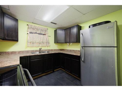 137 Parmenter Crescent, Fort Mcmurray, AB - Indoor Photo Showing Kitchen With Double Sink