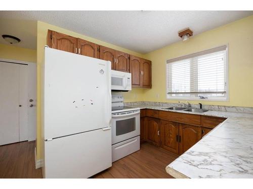 137 Parmenter Crescent, Fort Mcmurray, AB - Indoor Photo Showing Kitchen With Double Sink