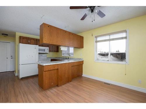 137 Parmenter Crescent, Fort Mcmurray, AB - Indoor Photo Showing Kitchen