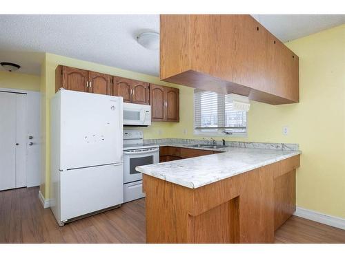 137 Parmenter Crescent, Fort Mcmurray, AB - Indoor Photo Showing Kitchen With Double Sink