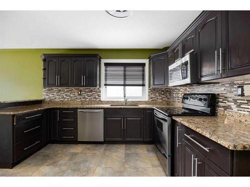 221 Crown Creek Lane, Fort Mcmurray, AB - Indoor Photo Showing Kitchen With Upgraded Kitchen