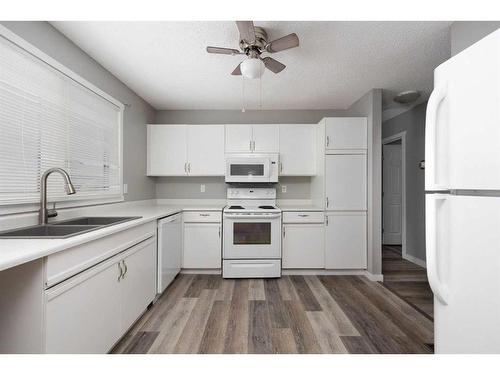 218 Kennedy Crescent, Fort Mcmurray, AB - Indoor Photo Showing Kitchen With Double Sink