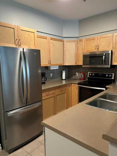 102-108 Denholm Gate, Fort Mcmurray, AB - Indoor Photo Showing Kitchen With Stainless Steel Kitchen With Double Sink