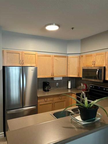 102-108 Denholm Gate, Fort Mcmurray, AB - Indoor Photo Showing Kitchen