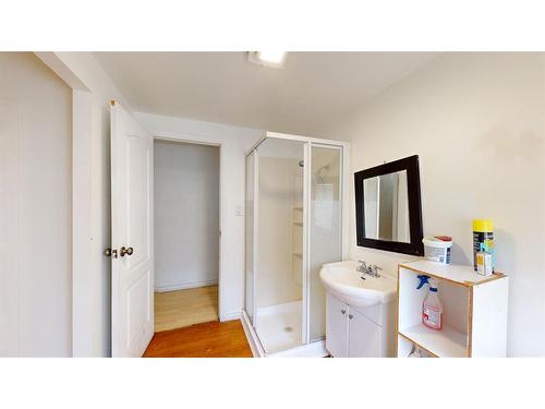 301 Grenfell Crescent, Fort Mcmurray, AB - Indoor Photo Showing Bathroom