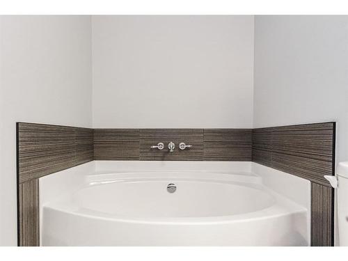 175 Aldergrove Avenue, Fort Mcmurray, AB - Indoor Photo Showing Bathroom