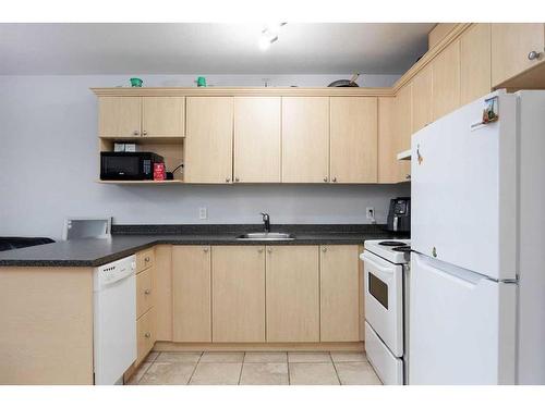 315-8528 Manning Avenue, Fort Mcmurray, AB - Indoor Photo Showing Kitchen