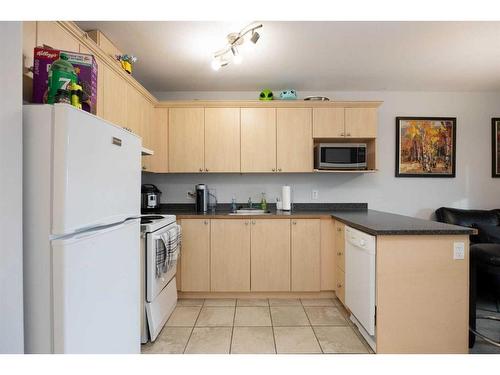 316-8528 Manning Avenue, Fort Mcmurray, AB - Indoor Photo Showing Kitchen