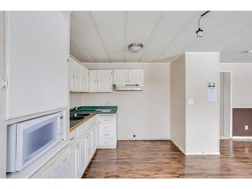 108 Greenwood Place, Fort Mcmurray, AB - Indoor Photo Showing Kitchen