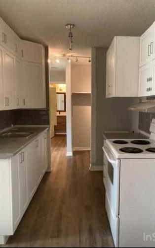 208-111 Charles Avenue, Fort Mcmurray, AB - Indoor Photo Showing Kitchen