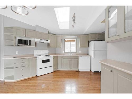 116 Mcinnes Street, Fort Mcmurray, AB - Indoor Photo Showing Kitchen