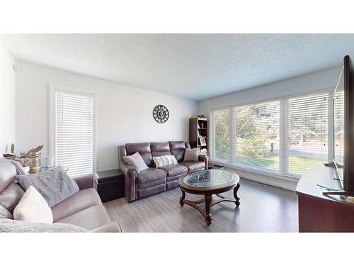 131 Wolverine Drive, Fort Mcmurray, AB - Indoor Photo Showing Living Room