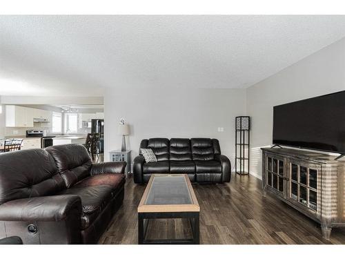 120 Sirius Avenue, Fort Mcmurray, AB - Indoor Photo Showing Living Room