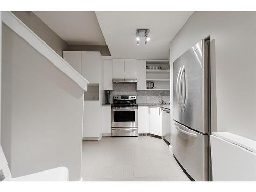 788 Heritage Drive, Fort Mcmurray, AB - Indoor Photo Showing Kitchen