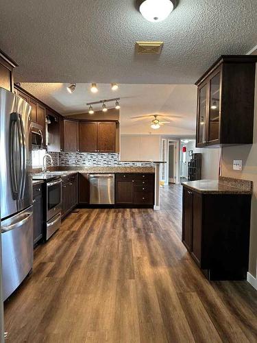 132 Morgan Avenue, Fort Mcmurray, AB - Indoor Photo Showing Kitchen With Upgraded Kitchen