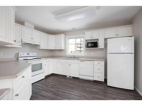 402-104 Loutit Road, Fort Mcmurray, AB - Indoor Photo Showing Kitchen