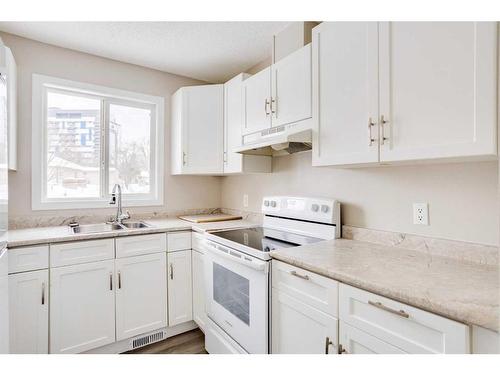 1501-21 Macdonald Drive, Fort Mcmurray, AB - Indoor Photo Showing Kitchen