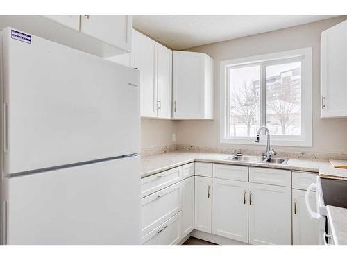 1501-21 Macdonald Drive, Fort Mcmurray, AB - Indoor Photo Showing Kitchen