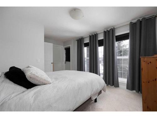 15-400 Sparrow Hawk Drive, Fort Mcmurray, AB - Indoor Photo Showing Bedroom