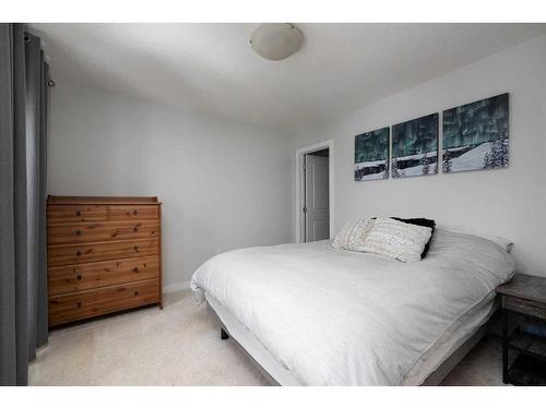 15-400 Sparrow Hawk Drive, Fort Mcmurray, AB - Indoor Photo Showing Bedroom