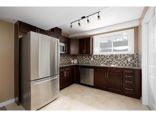 15-400 Sparrow Hawk Drive, Fort Mcmurray, AB - Indoor Photo Showing Kitchen