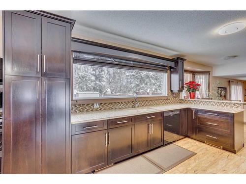 172 Brosseau Crescent, Fort Mcmurray, AB - Indoor Photo Showing Kitchen