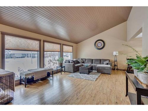 172 Brosseau Crescent, Fort Mcmurray, AB - Indoor Photo Showing Living Room