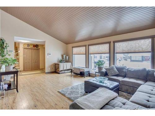 172 Brosseau Crescent, Fort Mcmurray, AB - Indoor Photo Showing Living Room