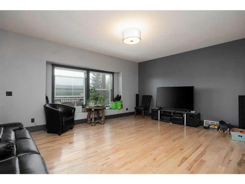 5627 Draper Road, Fort Mcmurray, AB - Indoor Photo Showing Living Room