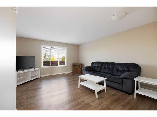 27-711 Beaconhill Drive, Fort Mcmurray, AB - Indoor Photo Showing Living Room