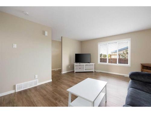 27-711 Beaconhill Drive, Fort Mcmurray, AB - Indoor Photo Showing Living Room