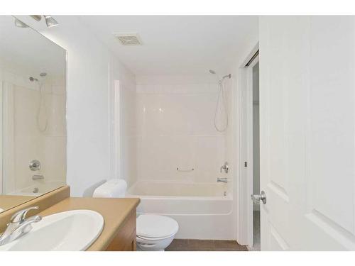 402-100 Denholm Gate, Fort Mcmurray, AB - Indoor Photo Showing Bathroom