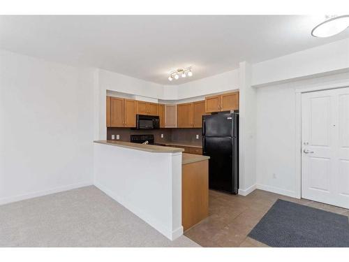 402-100 Denholm Gate, Fort Mcmurray, AB - Indoor Photo Showing Kitchen