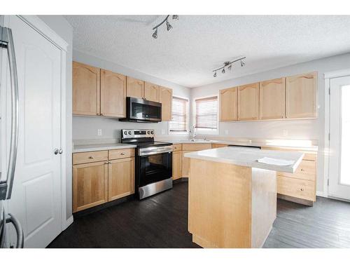 176 Archibald Close, Fort Mcmurray, AB - Indoor Photo Showing Kitchen