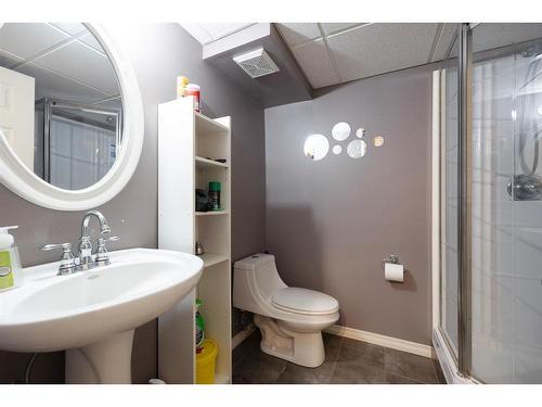 33 Fitzgerald Avenue, Fort Mcmurray, AB - Indoor Photo Showing Bathroom