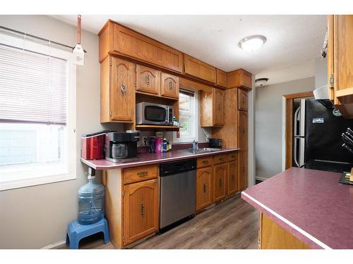 33 Fitzgerald Avenue, Fort Mcmurray, AB - Indoor Photo Showing Kitchen