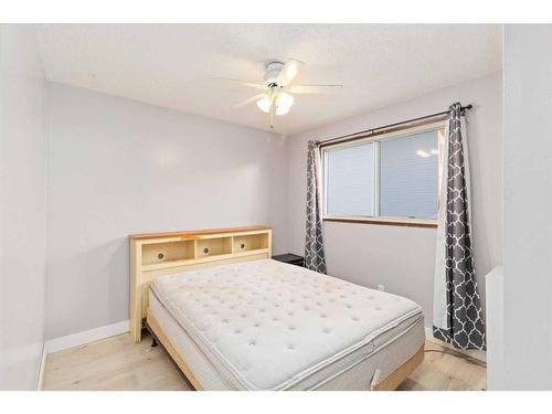 181 Parmenter Crescent, Fort Mcmurray, AB - Indoor Photo Showing Bedroom