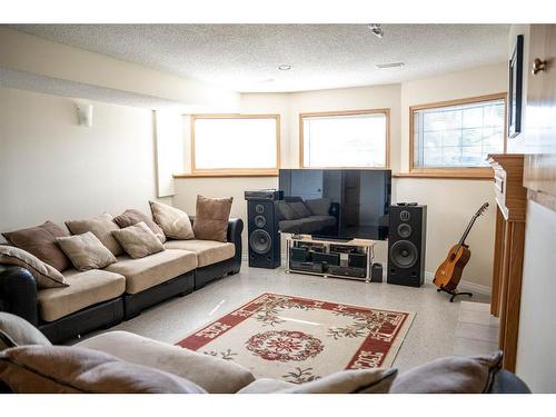 233 Barber Drive, Fort Mcmurray, AB - Indoor Photo Showing Living Room