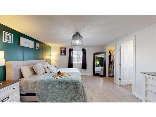 112 Clausen Crescent, Fort Mcmurray, AB - Indoor Photo Showing Bedroom