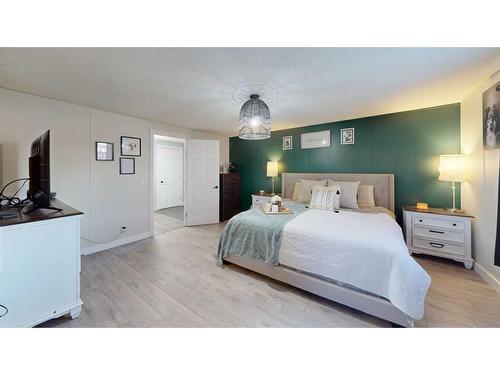 112 Clausen Crescent, Fort Mcmurray, AB - Indoor Photo Showing Bedroom