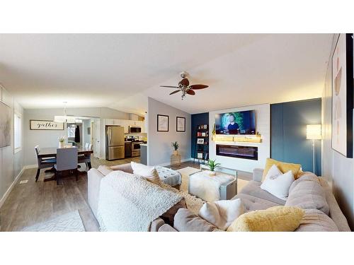 112 Clausen Crescent, Fort Mcmurray, AB - Indoor Photo Showing Living Room